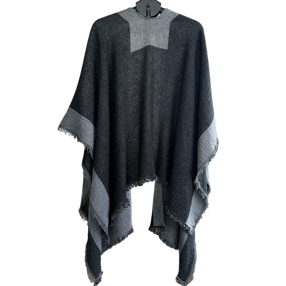 Nardi & Tagliaferri One size Poncho Wool Blend Gray Fringe Trim Shawl Wrap - Picture 2 of 4